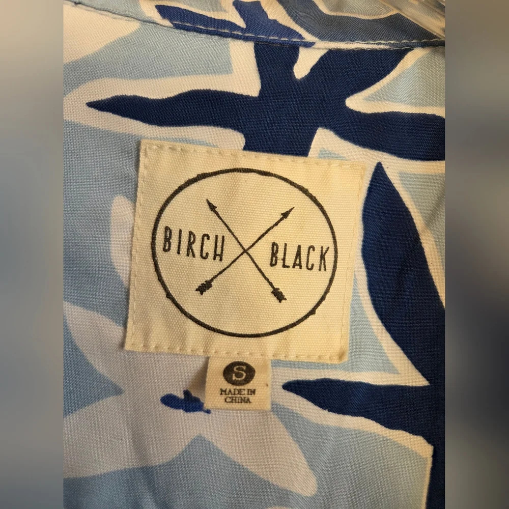 Men's Hawaiian Blue Floral Button Down Shirt - Picture 4 of 5